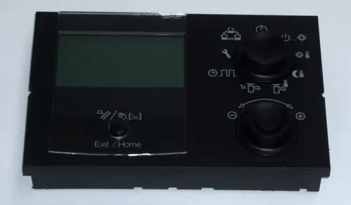 Bedieneinheit von Daikin mit einem digitalen Display und mehreren Bedienelementen zur Steuerung. Enthält Symbole für verschiedene Funktionen und Einstellungsmöglichkeiten.